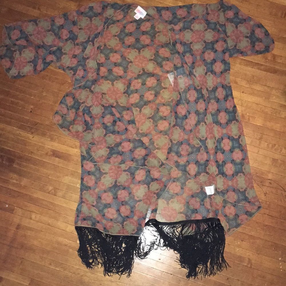 LuLaRoe semi sheer fringe hem S Monroe kimono